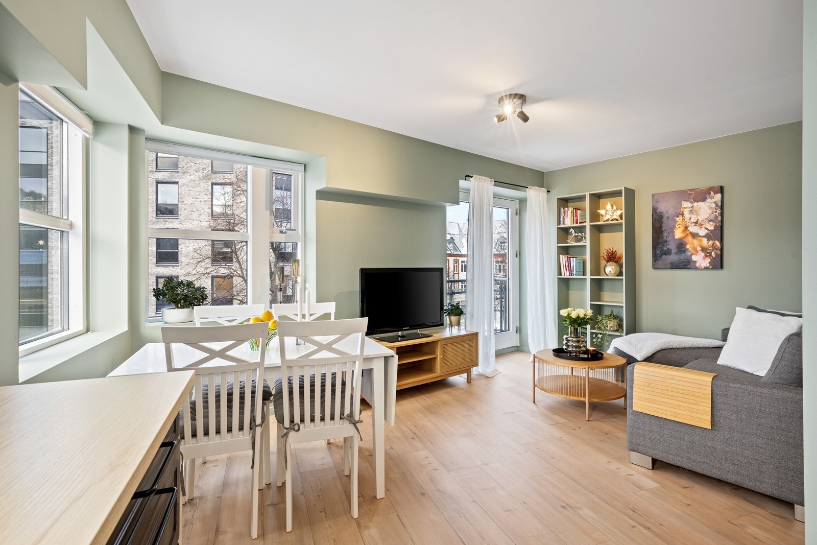 Velkommen til Skoggata 2! En urban og lettstelt 2-roms midt i byen en kort spasertur fra Verket med bystrand og restauranter, samt kort vei til togstasjon i sentrum. Her bor man sentralt til med alt av servicetilbud rett utenfor døren. Galleribilde