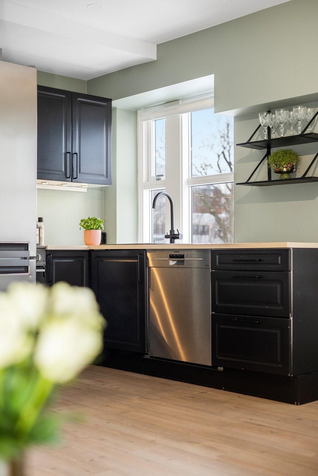 Kjøkkenet er utstyrt med blant annet underbygget oppvaskmaskin. Galleribilde