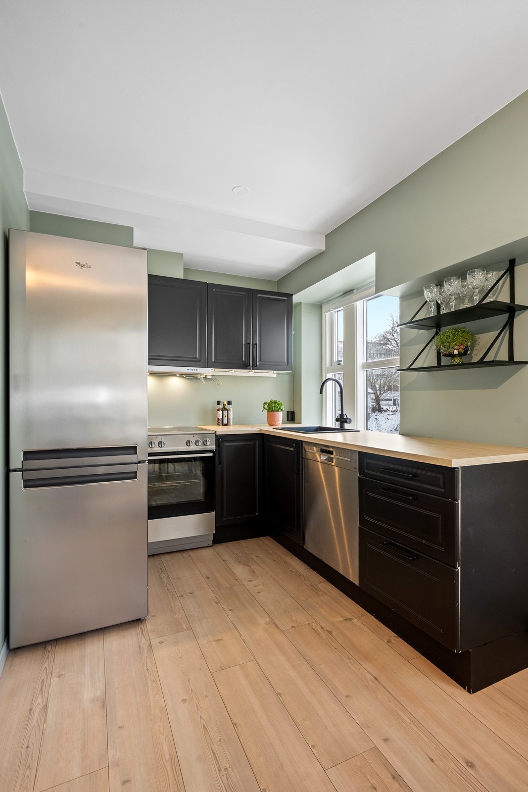 Kjøkkeninnredningen har profilerte fronter og en solid laminatbenkeplate. Galleribilde