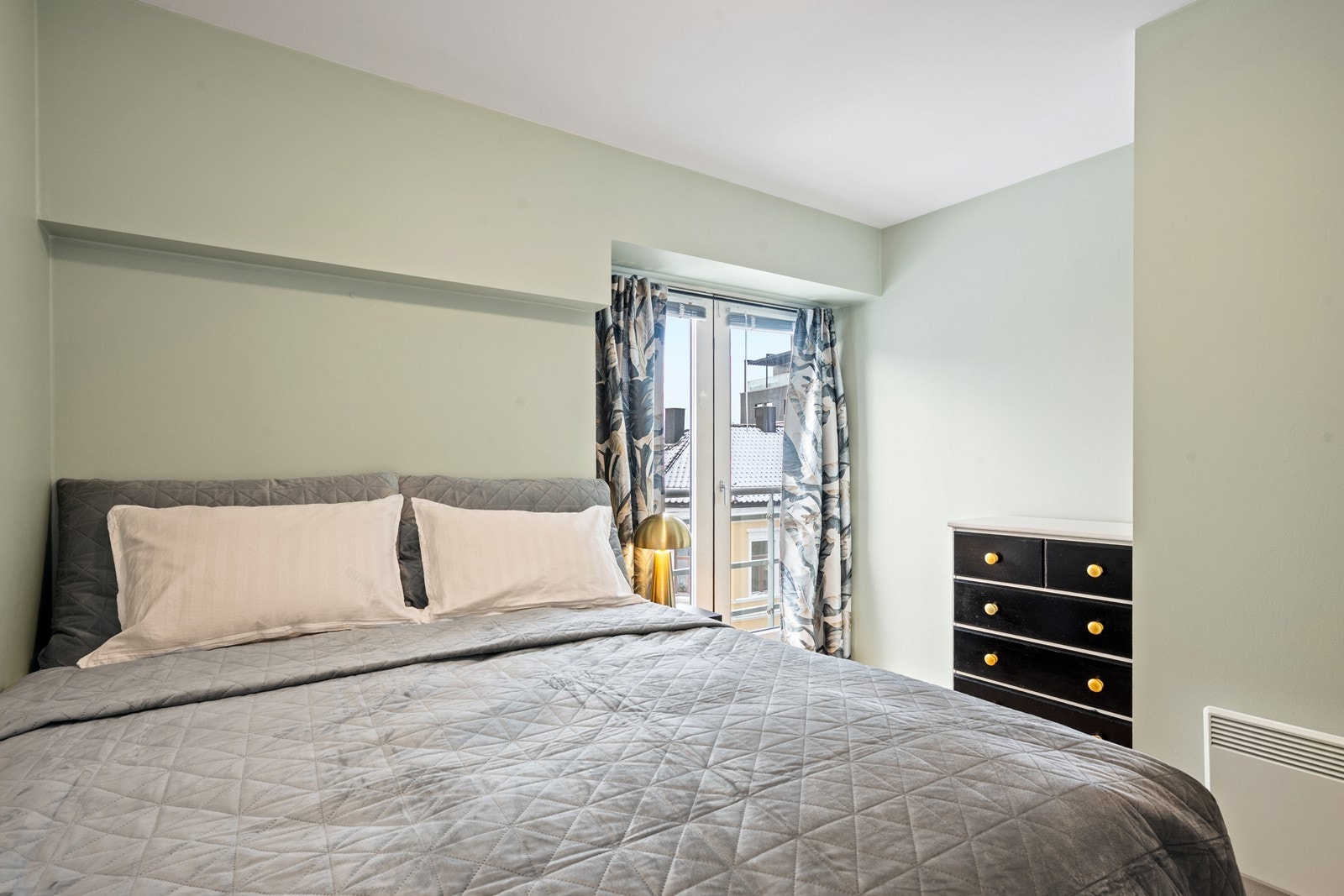 Soverommet har en fransk luftebalkong som gir godt med lysinnslipp. Galleribilde