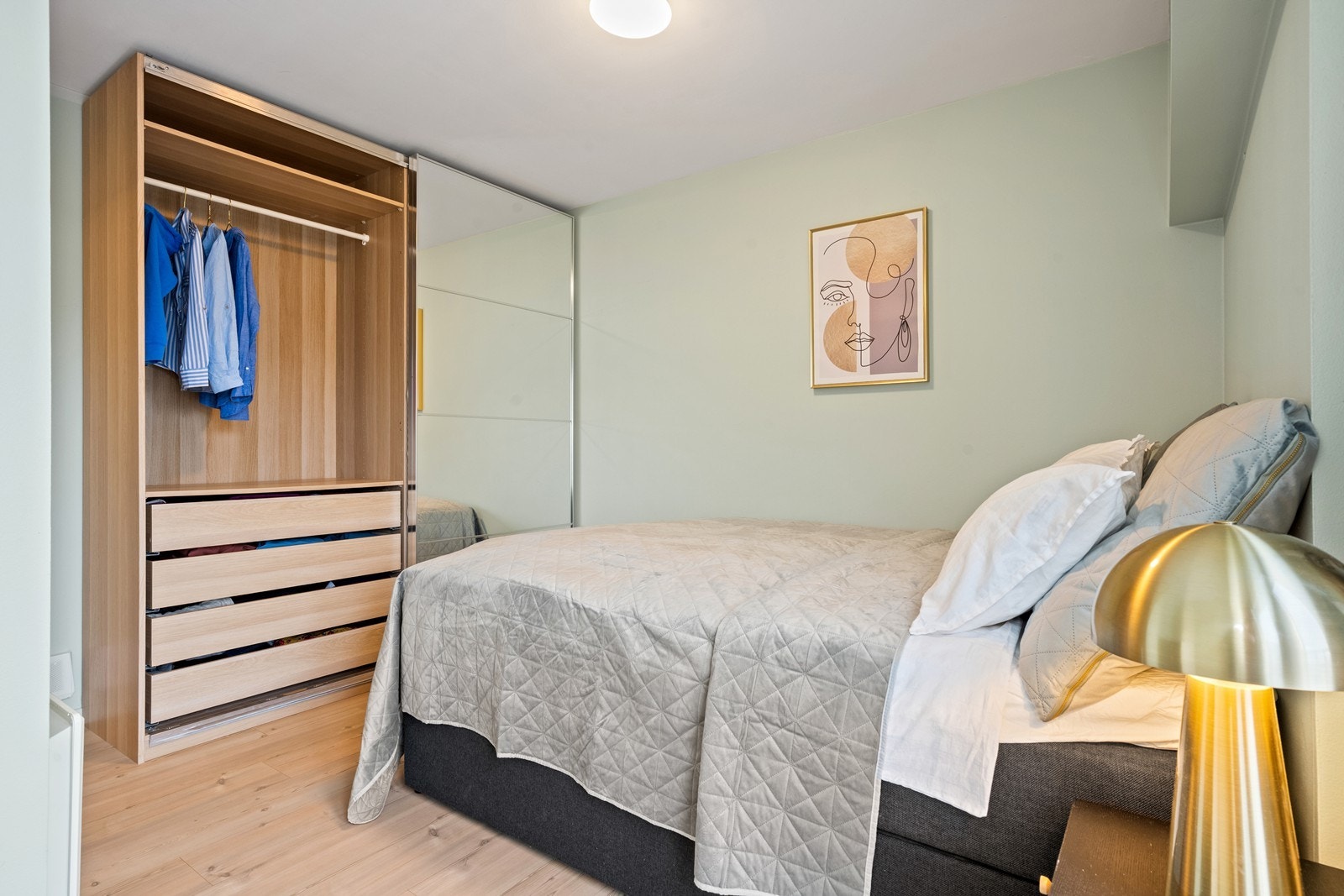 Soverommet har god plass til garderobeløsning for oppbevaring. Galleribilde
