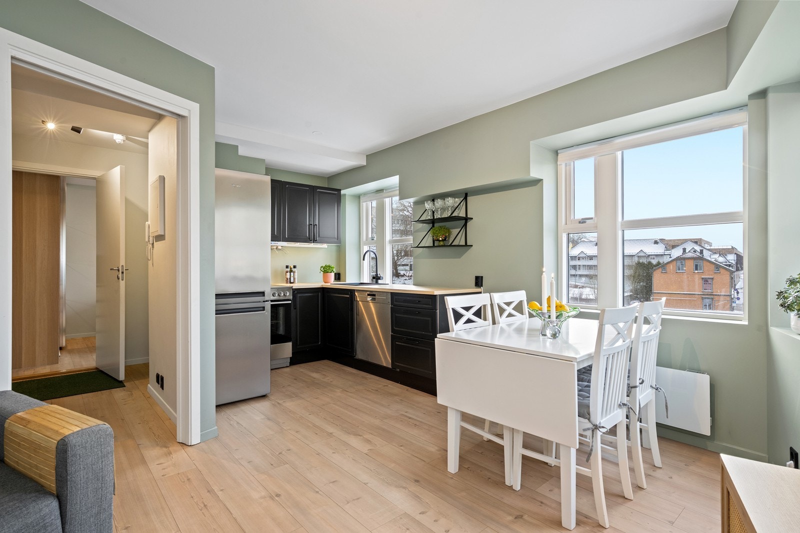 Leiligheten har en åpen planløsning mellom stue og kjøkken. Galleribilde