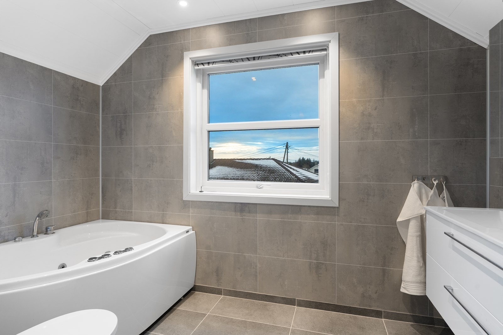 Delikat og flott bad med flislagt gulv med varmekabler Galleribilde