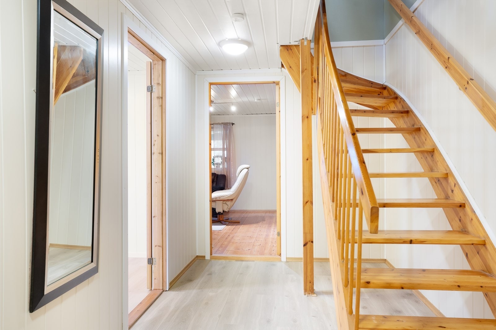 Trapp ned til hall i kjelleren Galleribilde