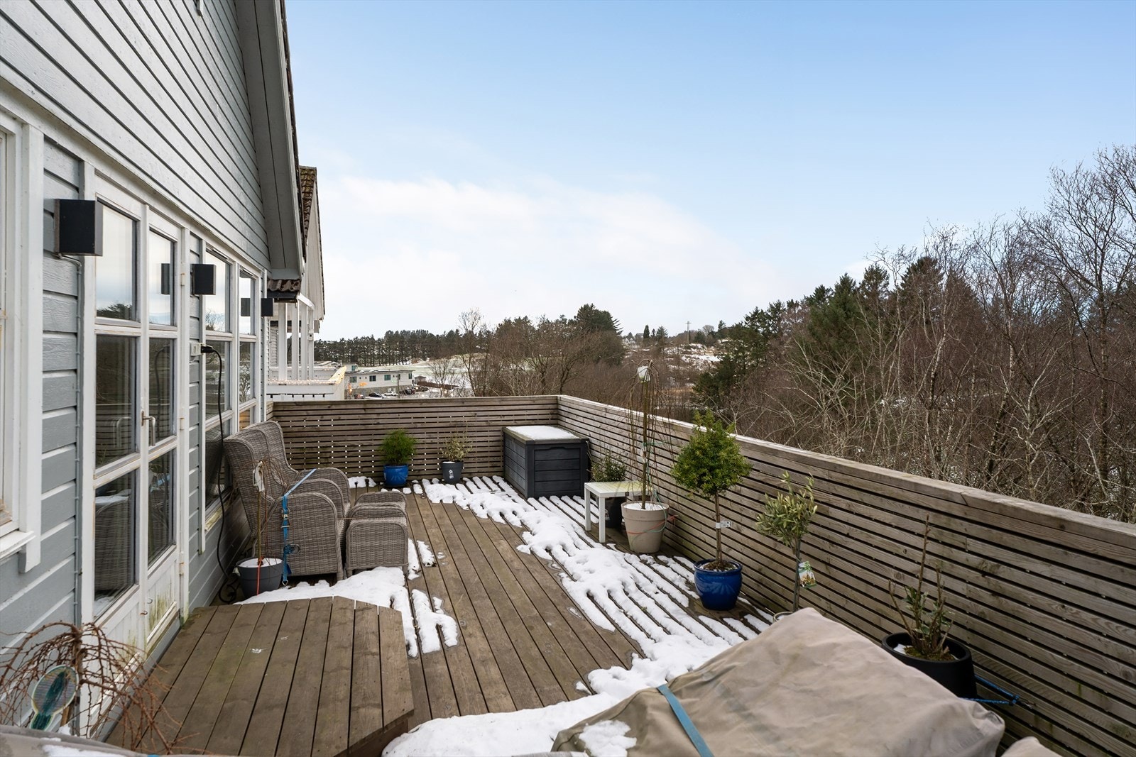 Eneboligen har barnevennlig beliggenhet på Veldetun med umiddelbar nærhet til lekeplass Galleribilde