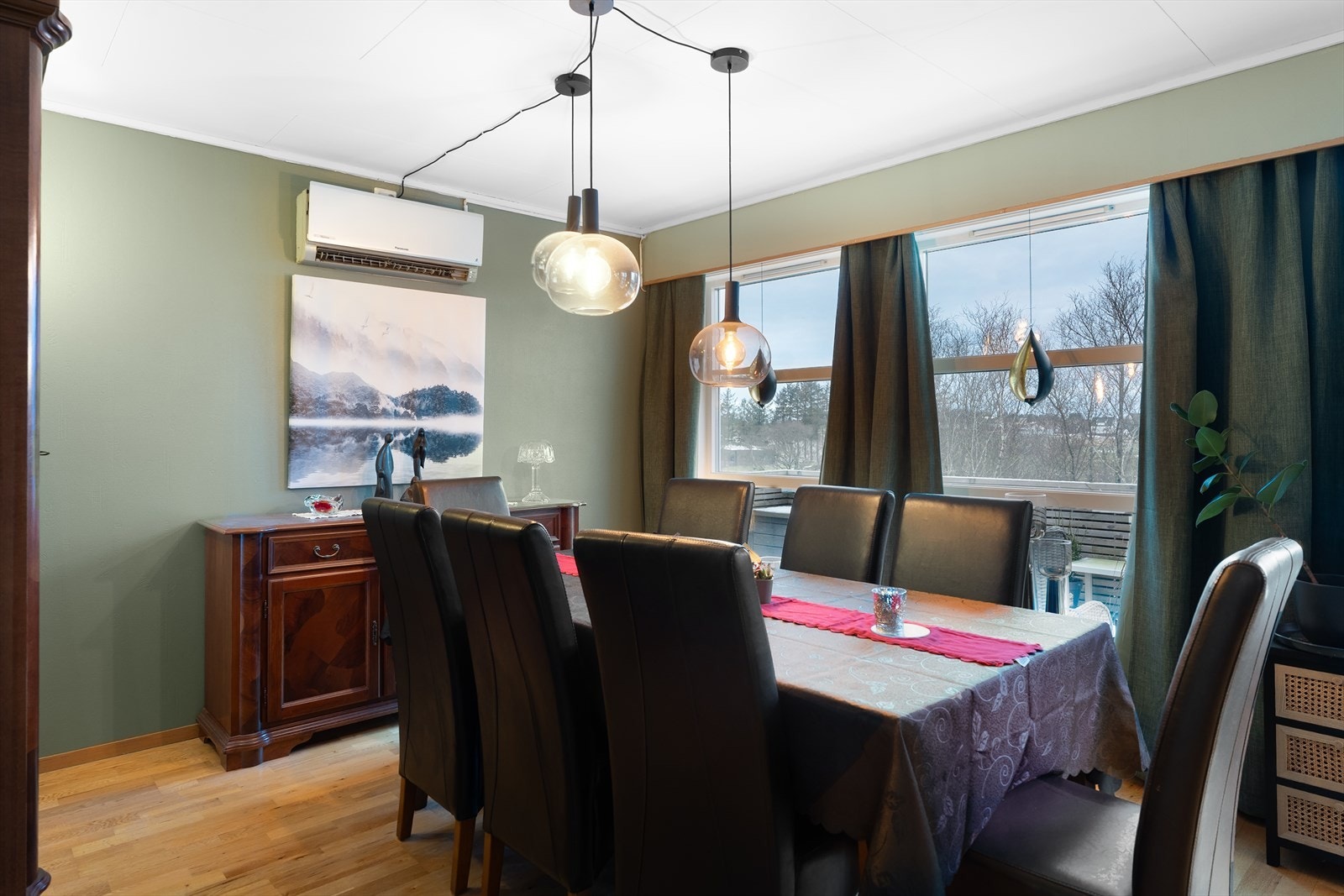 Varmepumpe og vedovn står for oppvarming Galleribilde