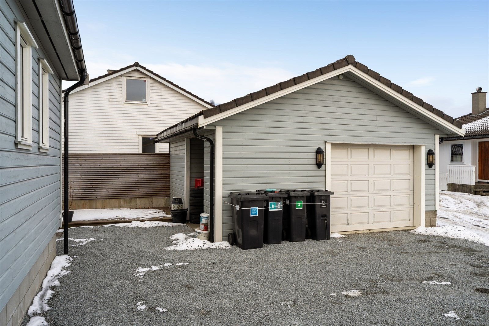 Romslig garasje med god plass til oppbevaring og parkering av en bil Galleribilde