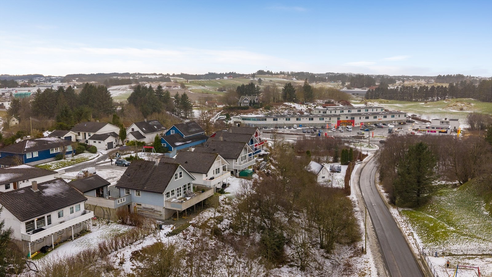 Gangavstand til dagligvarebutikk, bruktbutikk og bensinstastjon Galleribilde