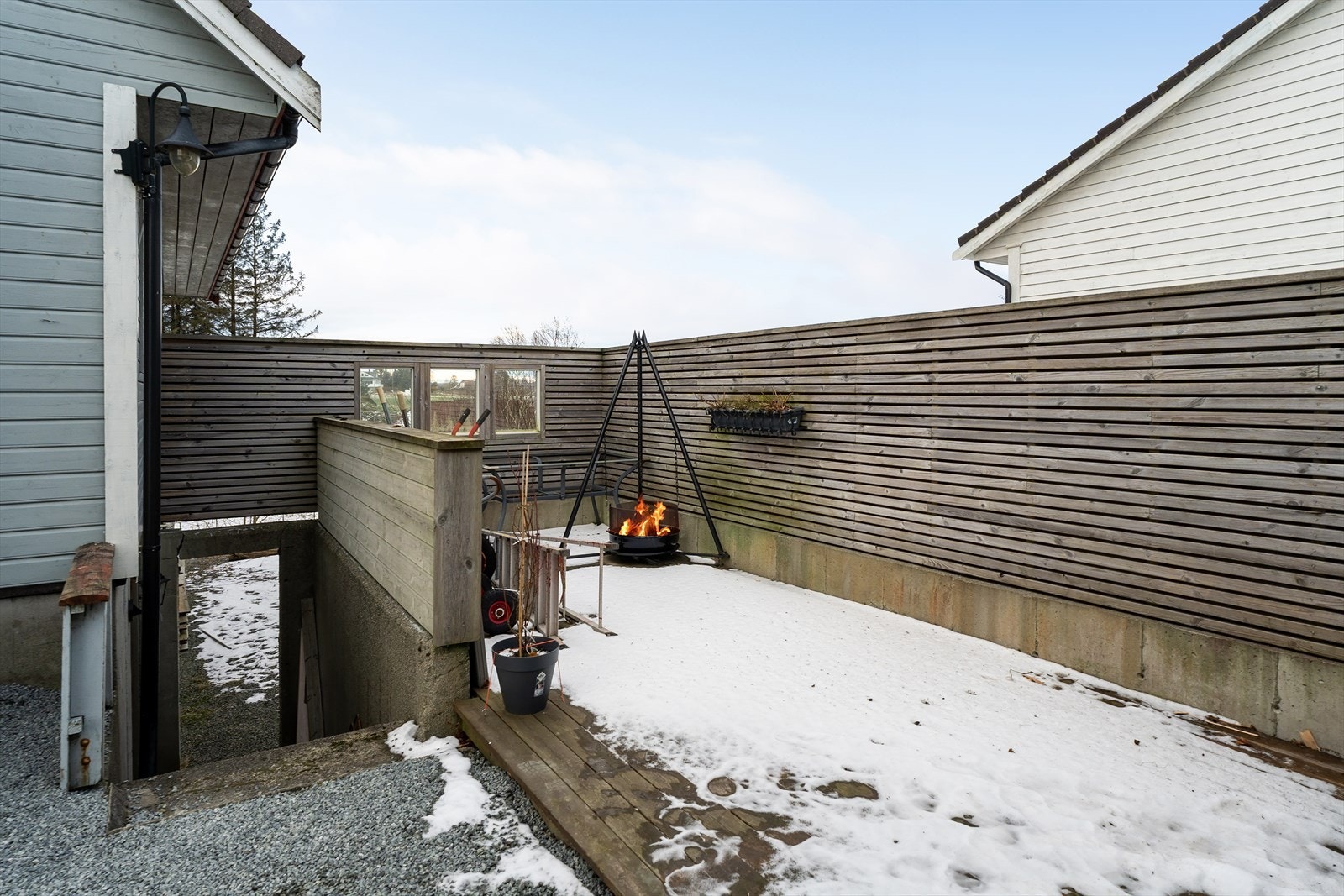 Usjenert terrasse med mot sør med gode solforhold Galleribilde