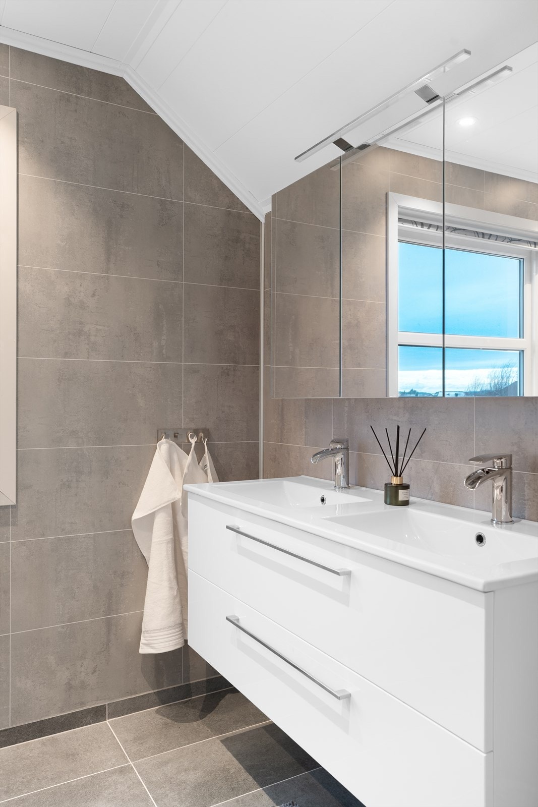 Gode oppbevaringsmuligheter i speilskap og innredning Galleribilde