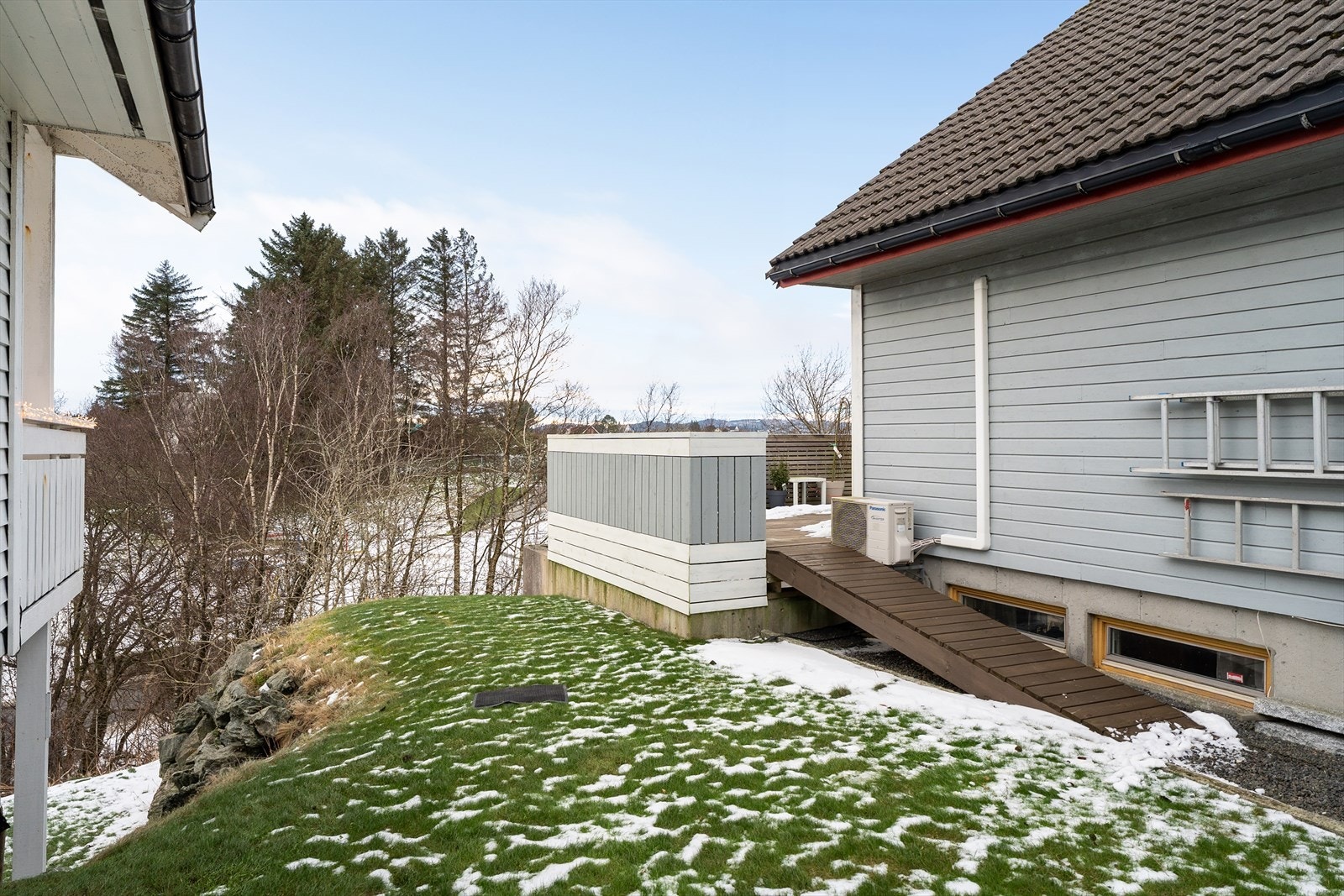 Hage med boltreplass til utelek Galleribilde