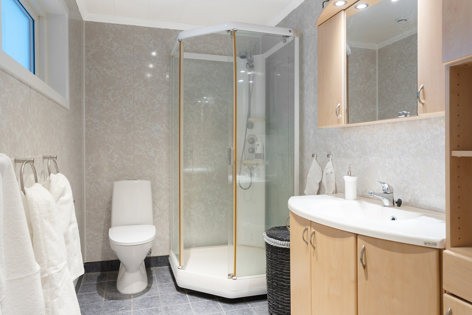 Lyst og delikat bad med flislagt gulv Galleribilde