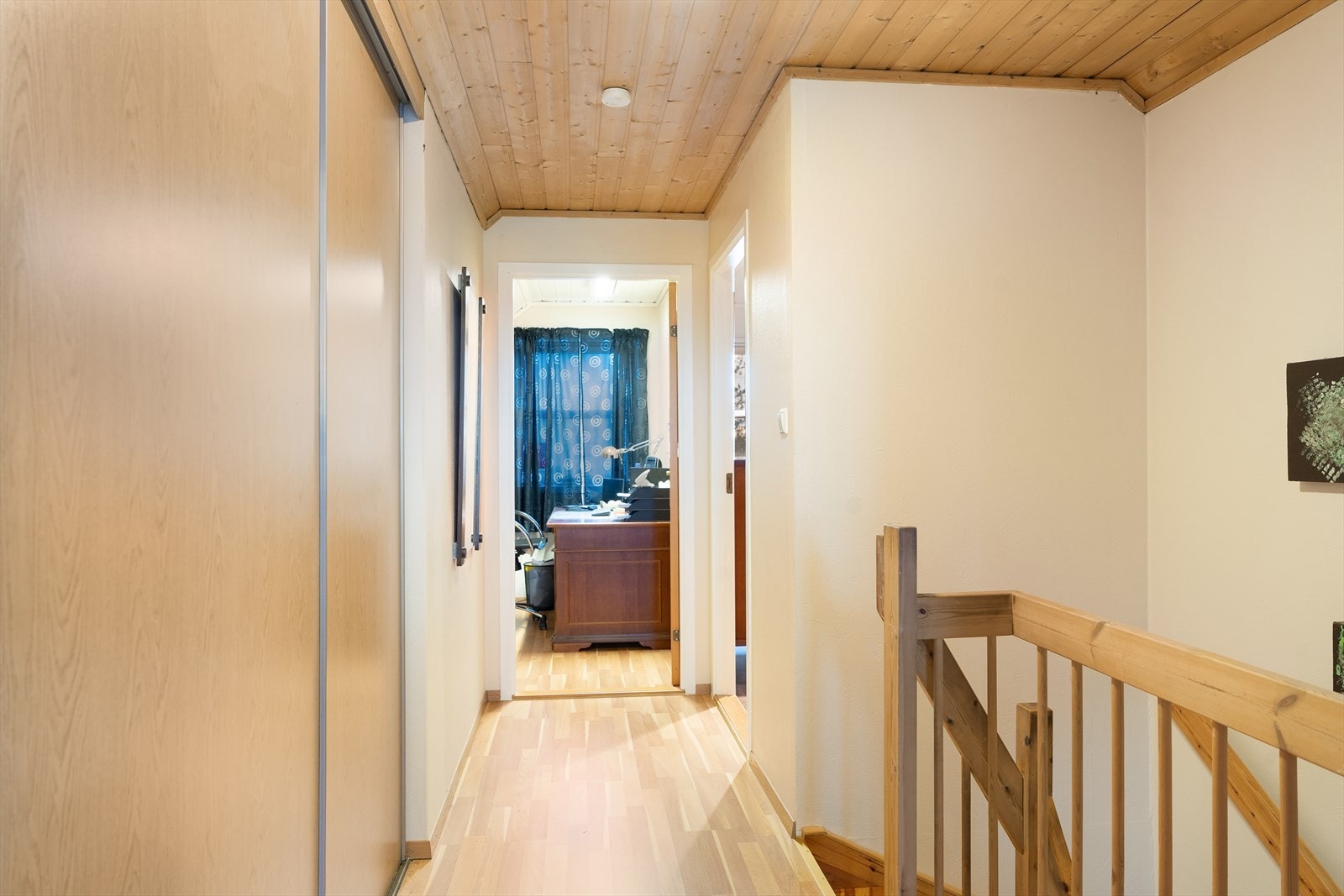 Stor skyvedørsgarderobe med god plass til oppbevaring av klær Galleribilde