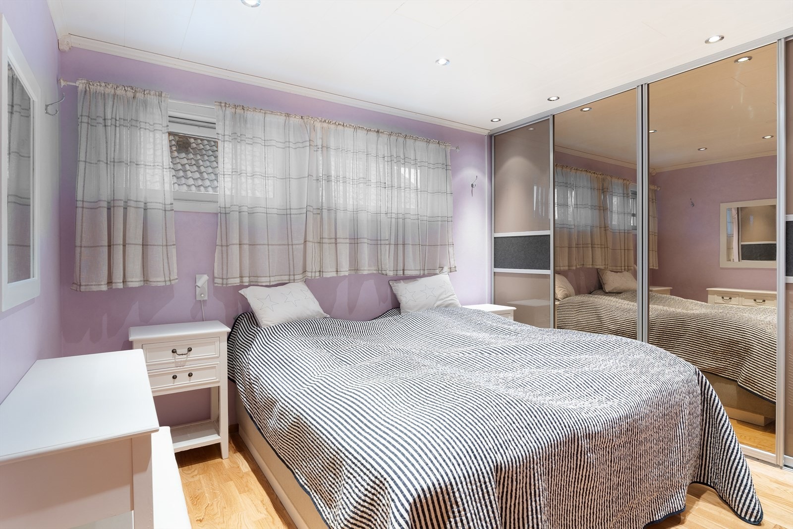 Soverom med stor skyvedørsgarderobe med god plass til oppbevaring av klær Galleribilde