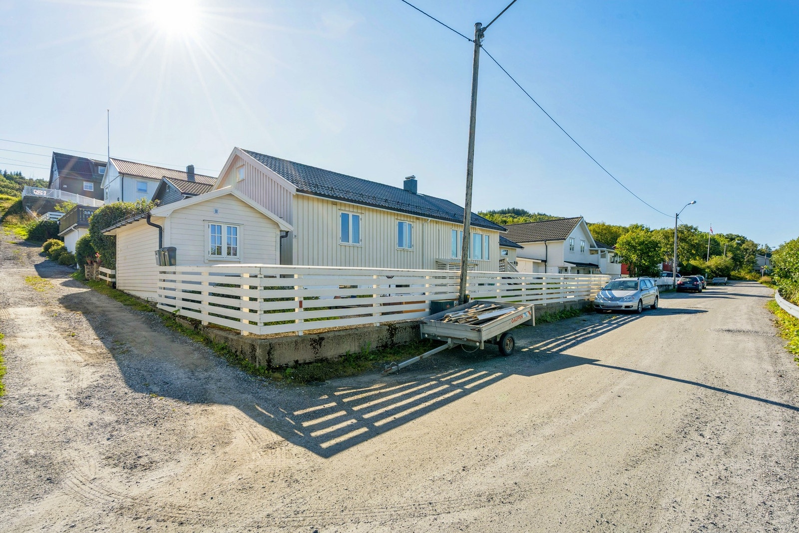 Eiendommen er bebygd med enebolig, uthus og garasje- Oppstillingsplass er belagt med brostein Galleribilde