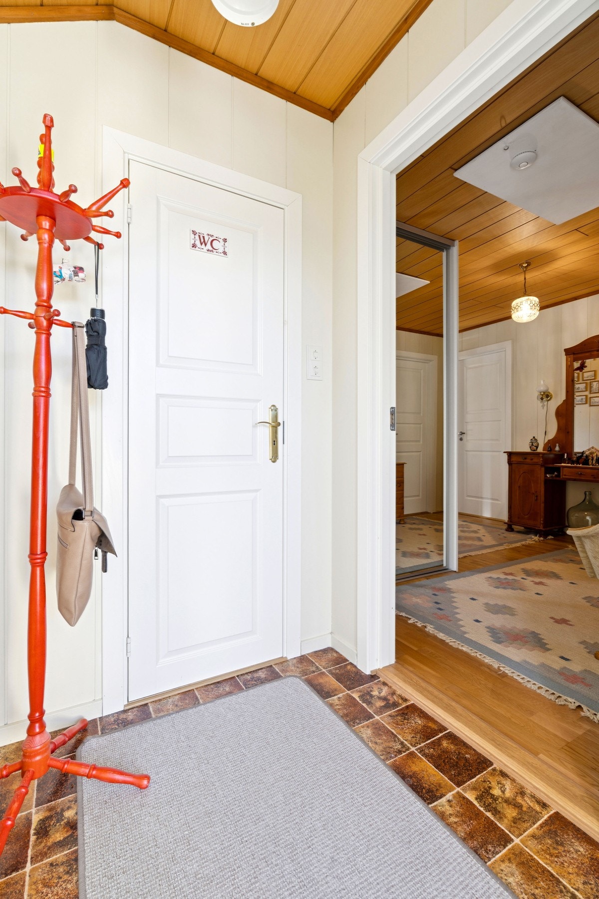 Inngangspartiet har en praktisk entré før du kommer inn i en romslig hall Galleribilde