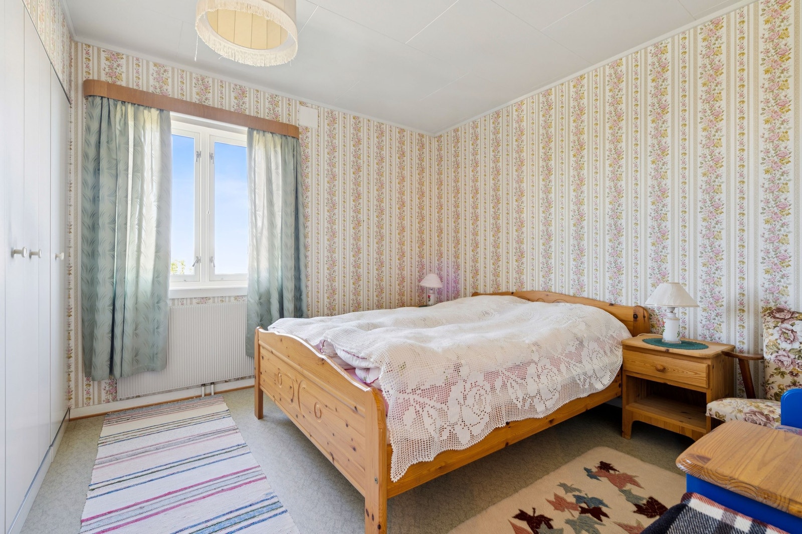 Boligen byr på tre romslige soverom, alle praktisk plassert på hovedplanet Galleribilde