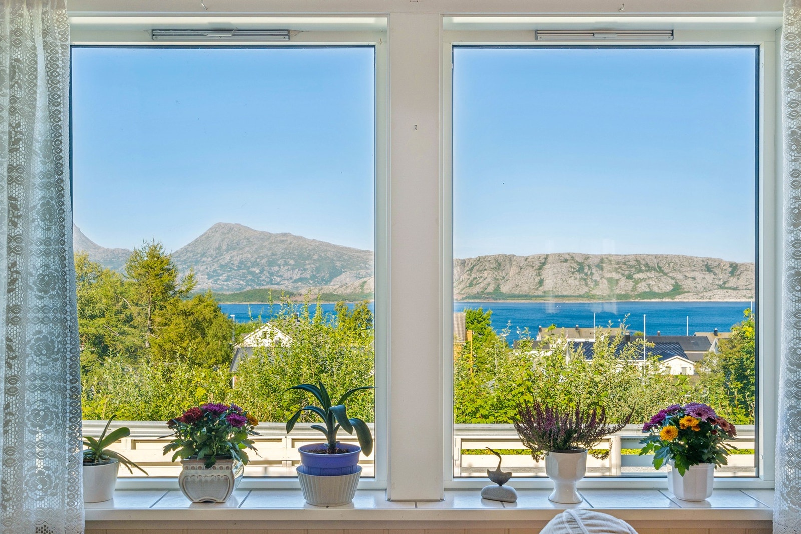 Eiendommen har panorama utsikt mot Alstenfjorden og Dønnamannen Galleribilde