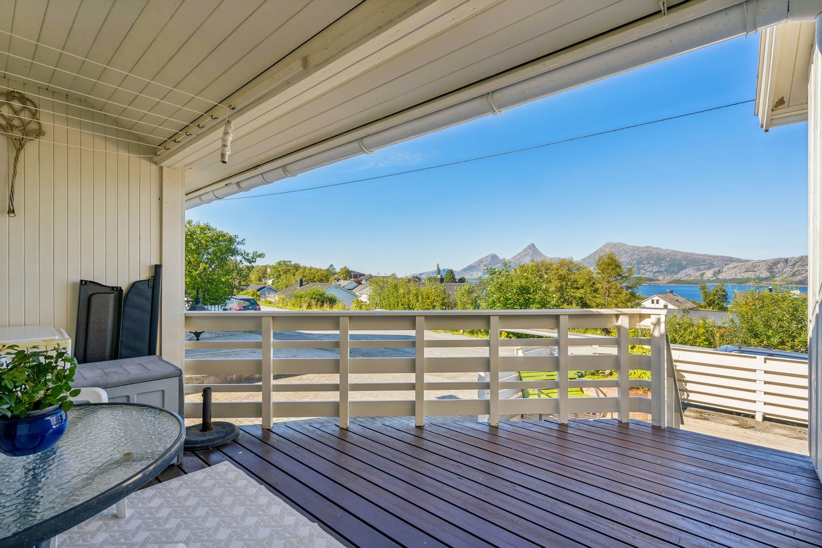 Delvis takoverbygd terrasse gir ly for vær og vind - Perfekt for både solrike dager og hyggelige kvelder Galleribilde