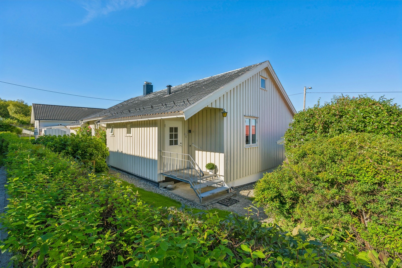 Boligen har et flott, velstelt uteområde med en skjermet og koselig platting på baksiden Galleribilde