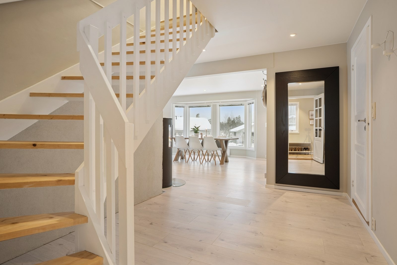 Lys og romslig gang/ trapperom som leder deg videre opp og inn i boligen. Galleribilde