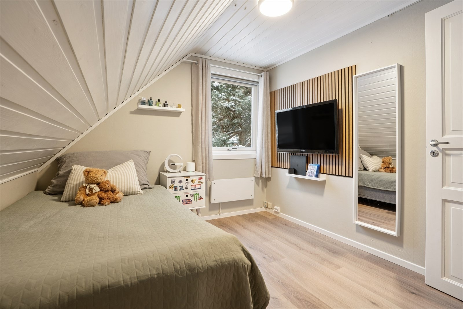 Tre av soverommene ligger i boligens andre etasje. Galleribilde