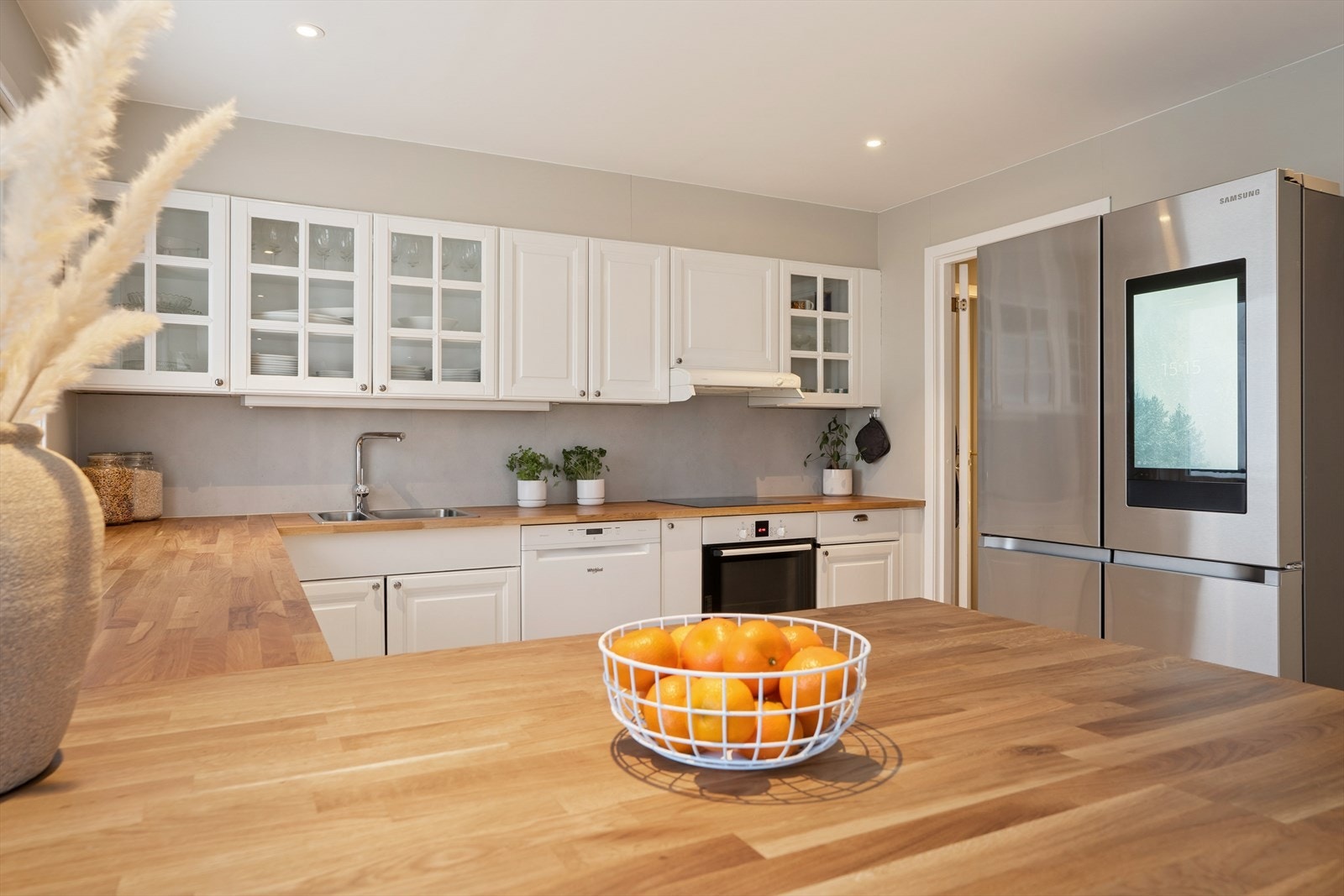 Innholdsrik innredning med rikelig av skap- og benkeplass. Galleribilde