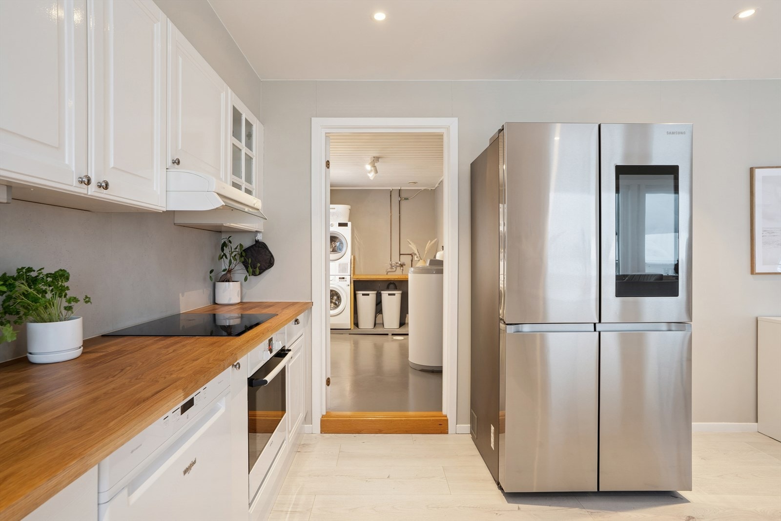 Innenfor kjøkkenet har du eget vaskerom med egen dør ut, samt bod. Galleribilde