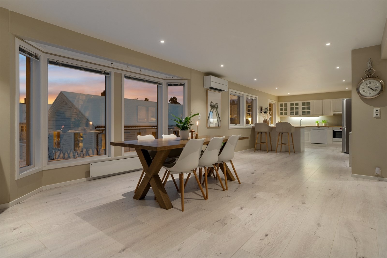 Godt vedlikeholdt bolig med et lyst og moderne uttrykk. Galleribilde