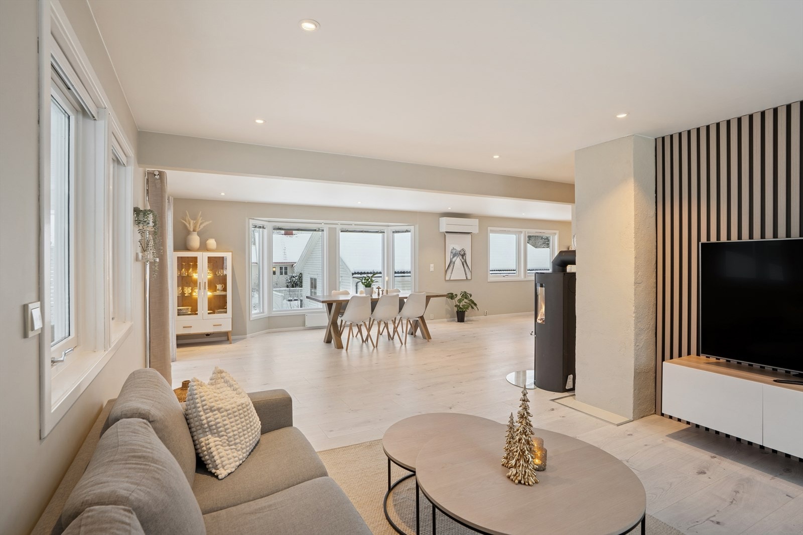 Stuen nyter godt av de store vindusflatene som gir rikelig med naturlig lys inn. Galleribilde