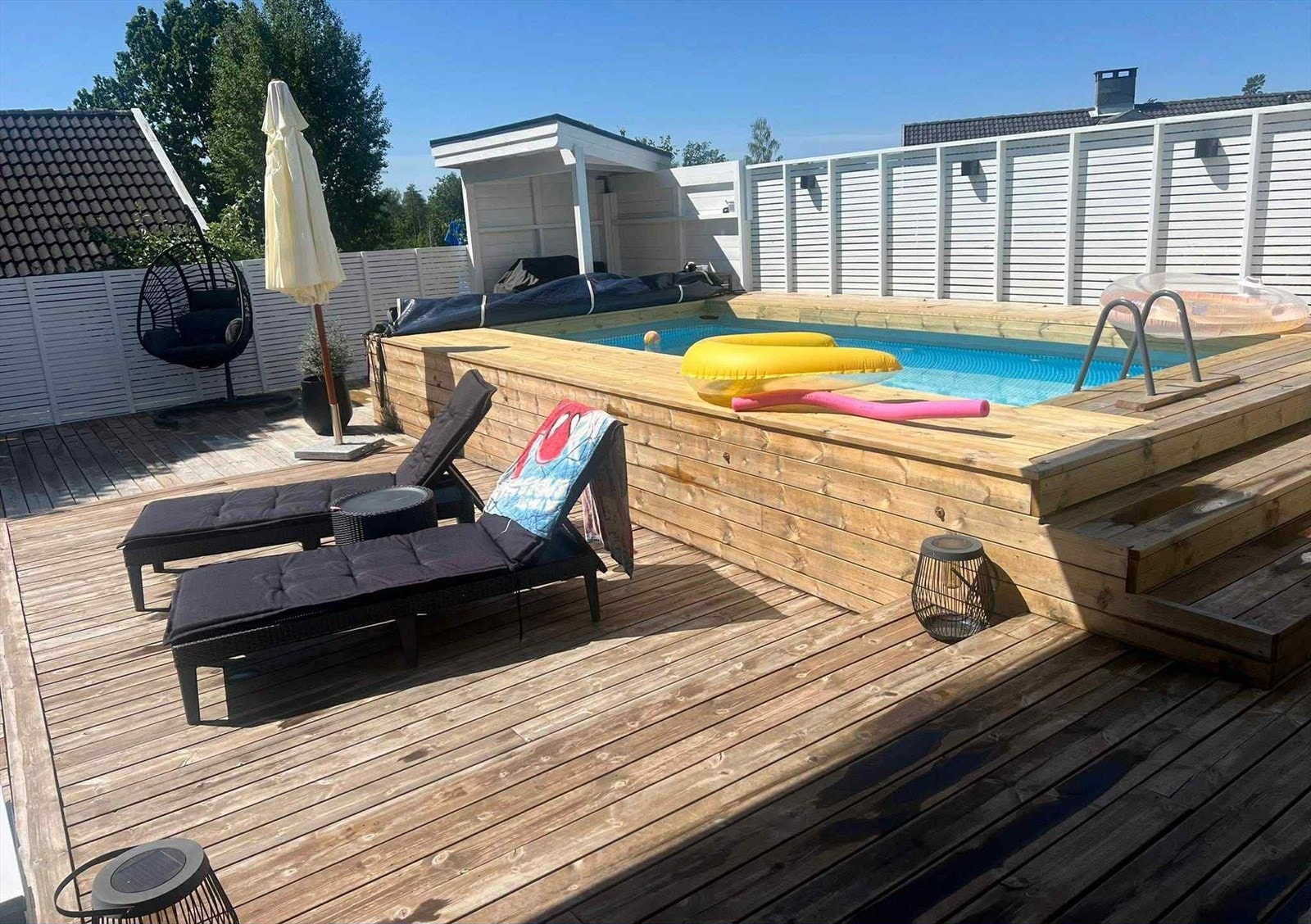 Selgers egne bilder, som viser sommeridyllen på terrassen. Galleribilde