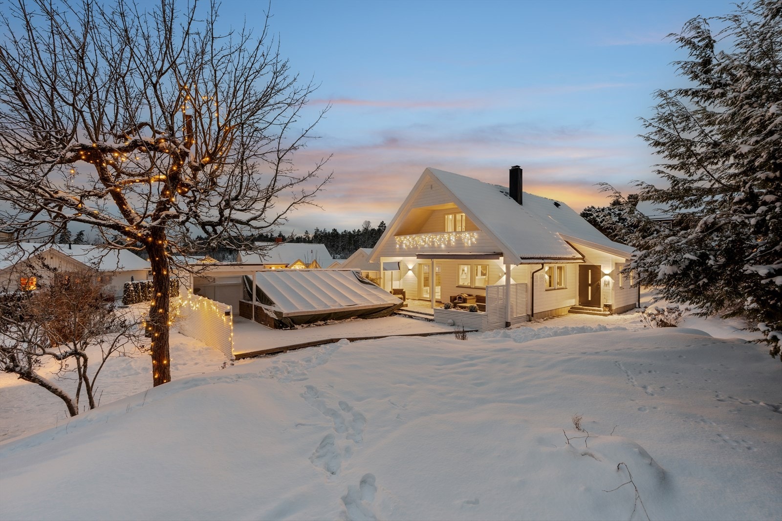 Flott og velholdt enebolig med fine uteområder, i rolig og naturskjønt boligområde på Fagerstrand. Galleribilde
