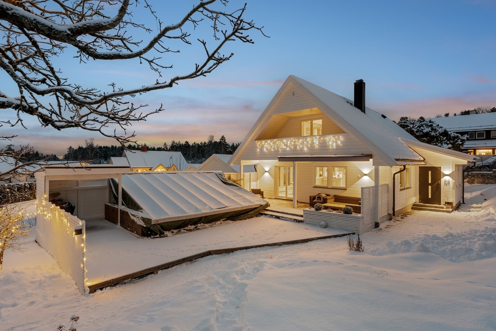Eiendommen nyter godt av gode solforhold og gangavstand barnehager, skoler, matbutikk mm. Galleribilde