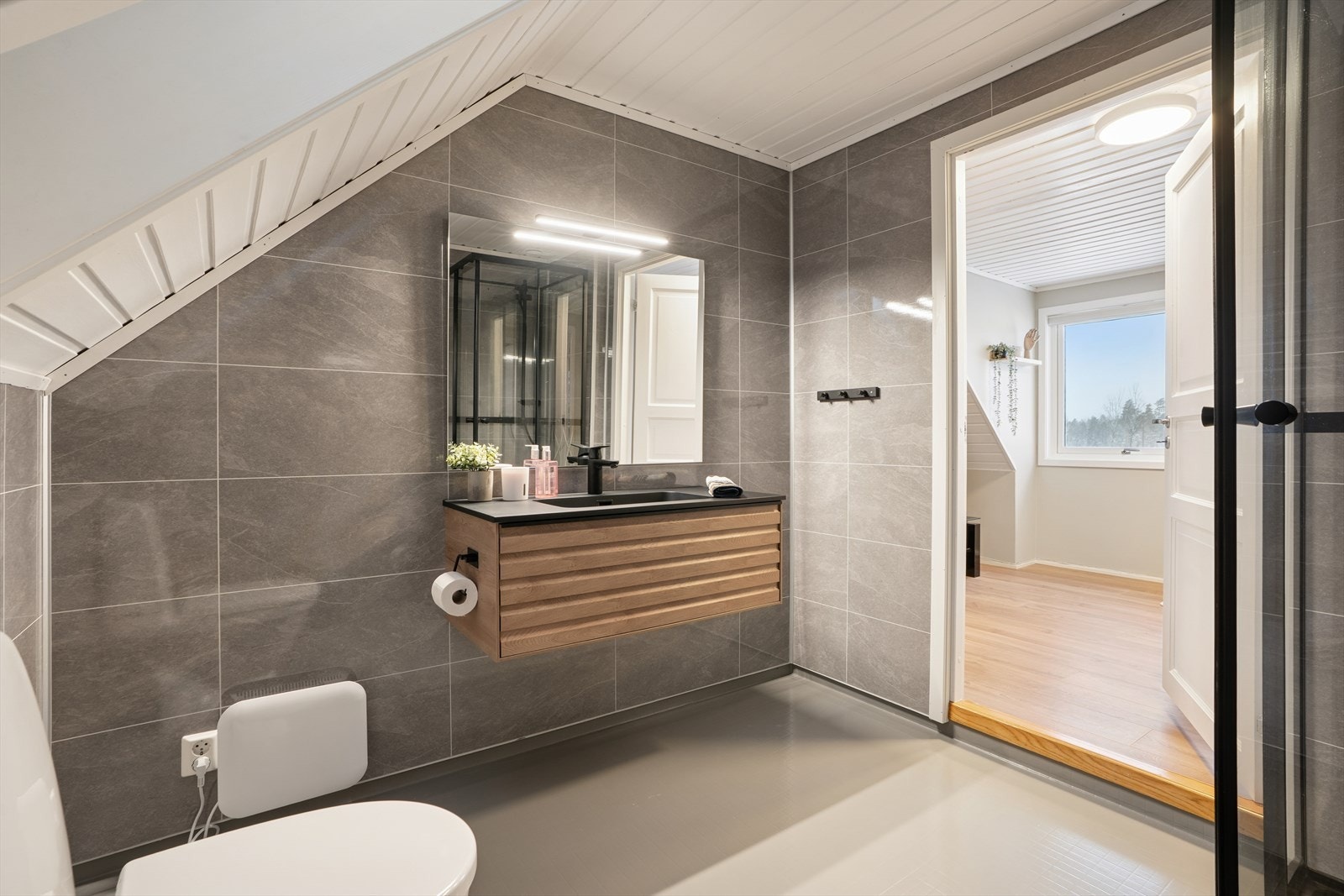 Rommet ble oppgradert med Fibo baderomsplater på veggene i 2024, gulvbelegget ble malt i 2025, samt nytt utstyr. Galleribilde