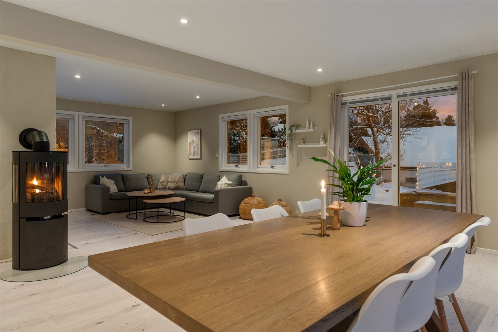 Stuen fungerer godt som boligens naturlige samlingspunkt for familie og venner. Galleribilde