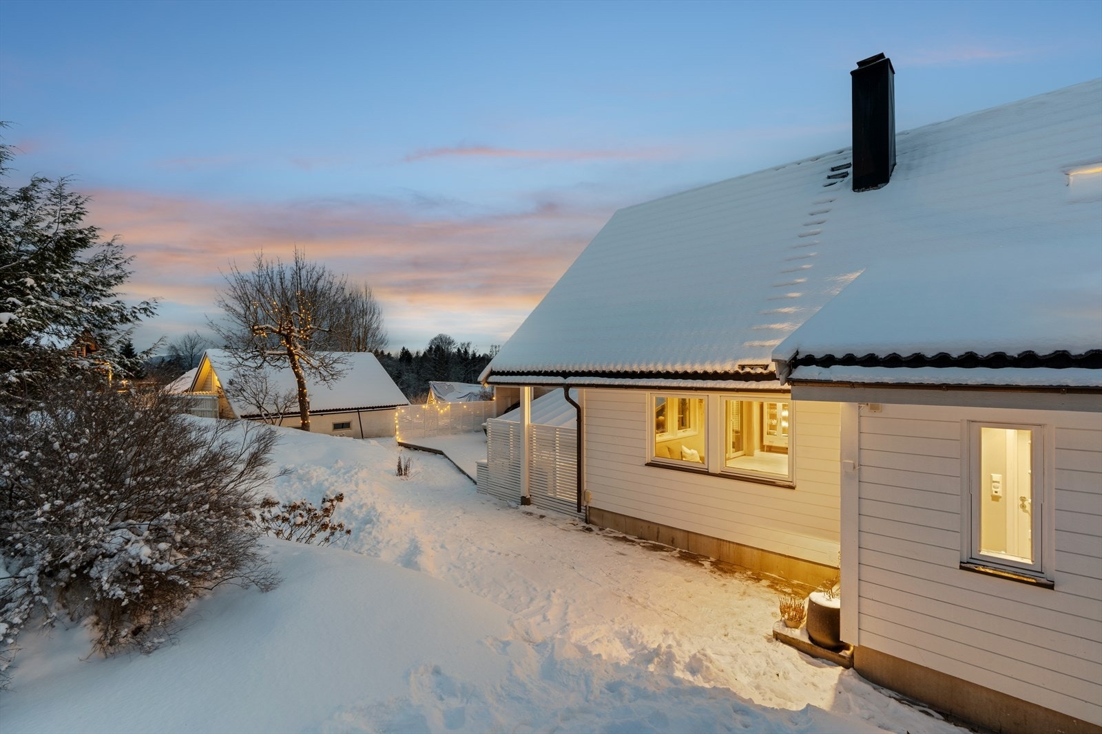 Eiendommen er godt opparbeidet med plenarealer, beplantninger, trær, svaberg
og steinlagte stier. Galleribilde