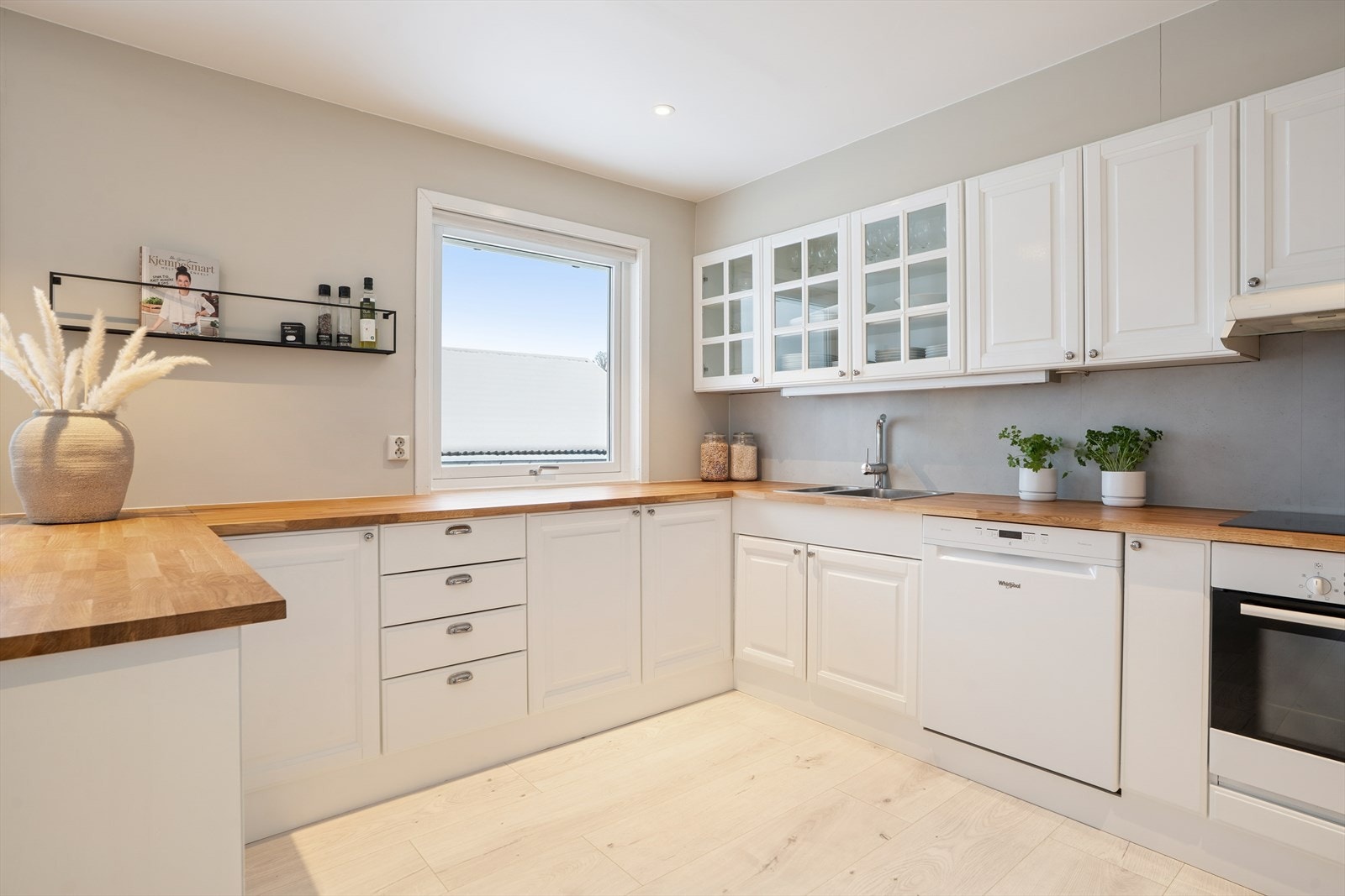 Kjøkkenet er utstyrt med integrert komfyr, platetopp og oppvaskmaskin, samt plass til kjøl/frys. Galleribilde