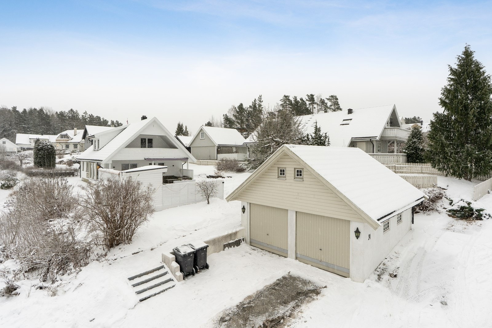Dobbel garasje for parkering og gode lagringsmuligheter på hemsen. Galleribilde
