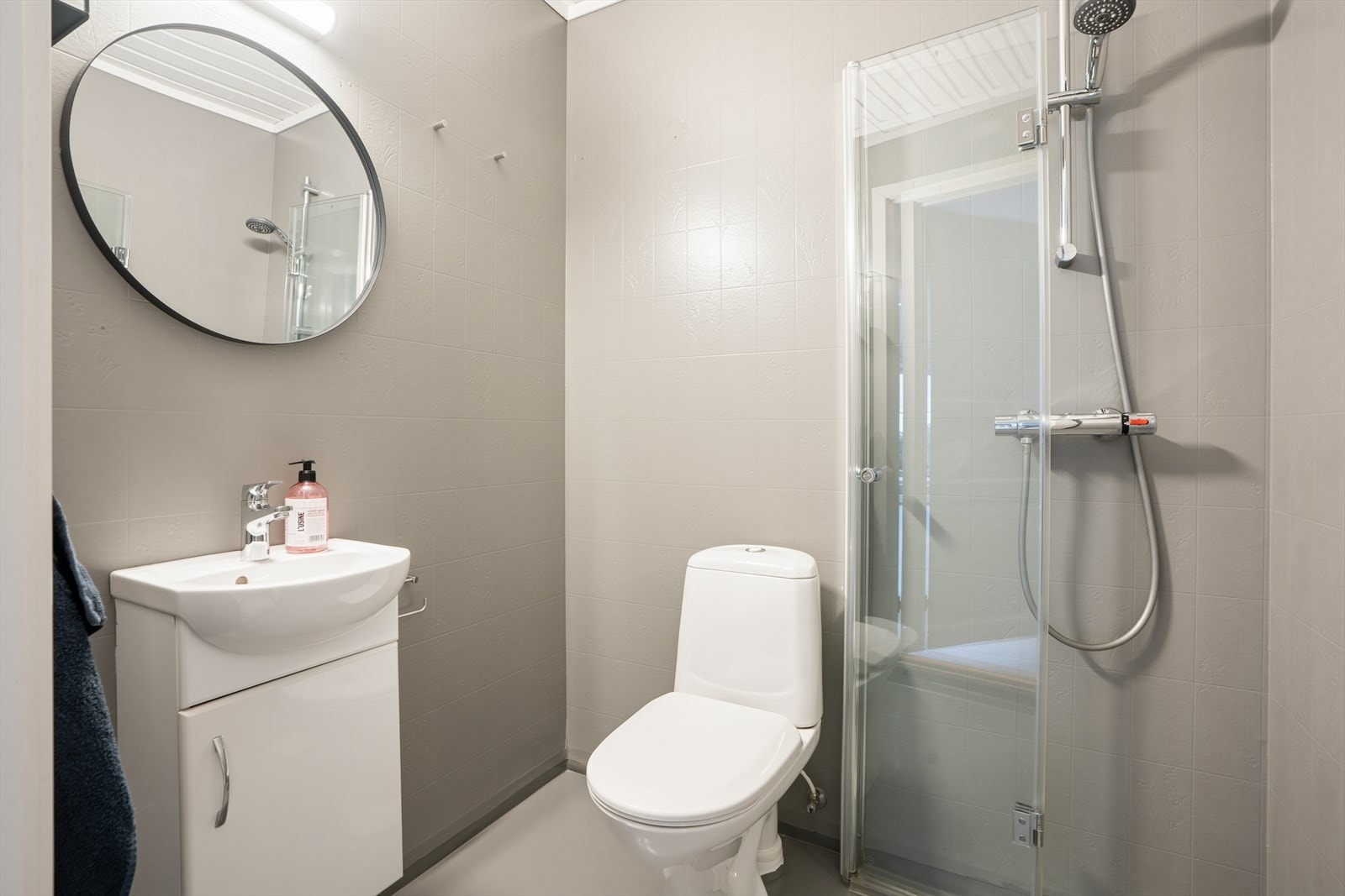 Separat toalettrom med dusjhjørne, ligger praktisk til i første etasje. Galleribilde