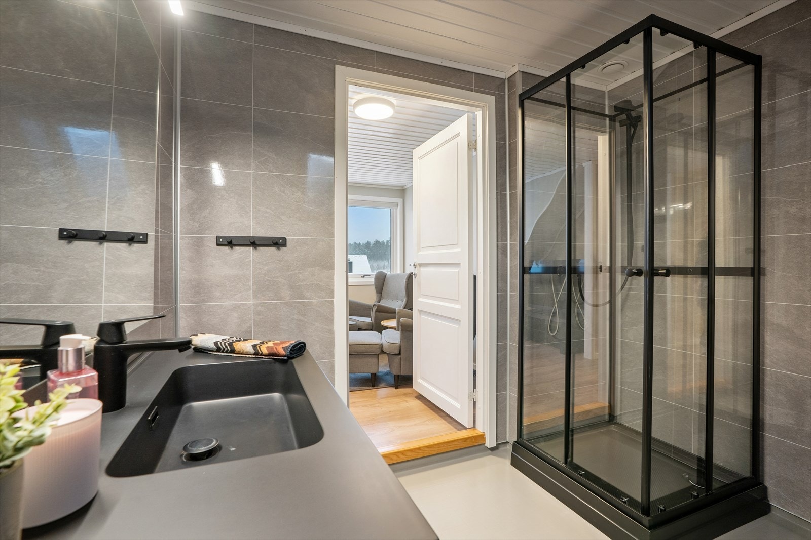 Flott baderom i andre etasje, med moderne preg. Galleribilde