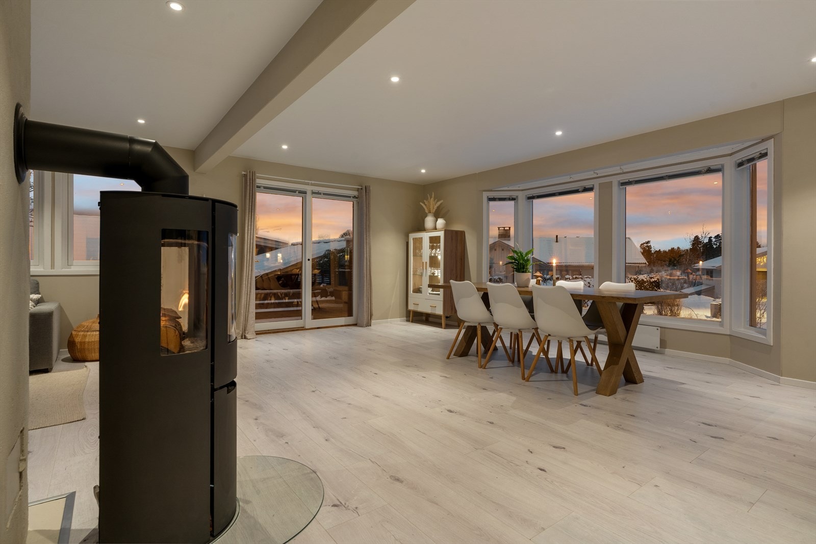 Feltspatveien 24 presenteres av DNB Eiendom ved Fredrik Haaker. Galleribilde