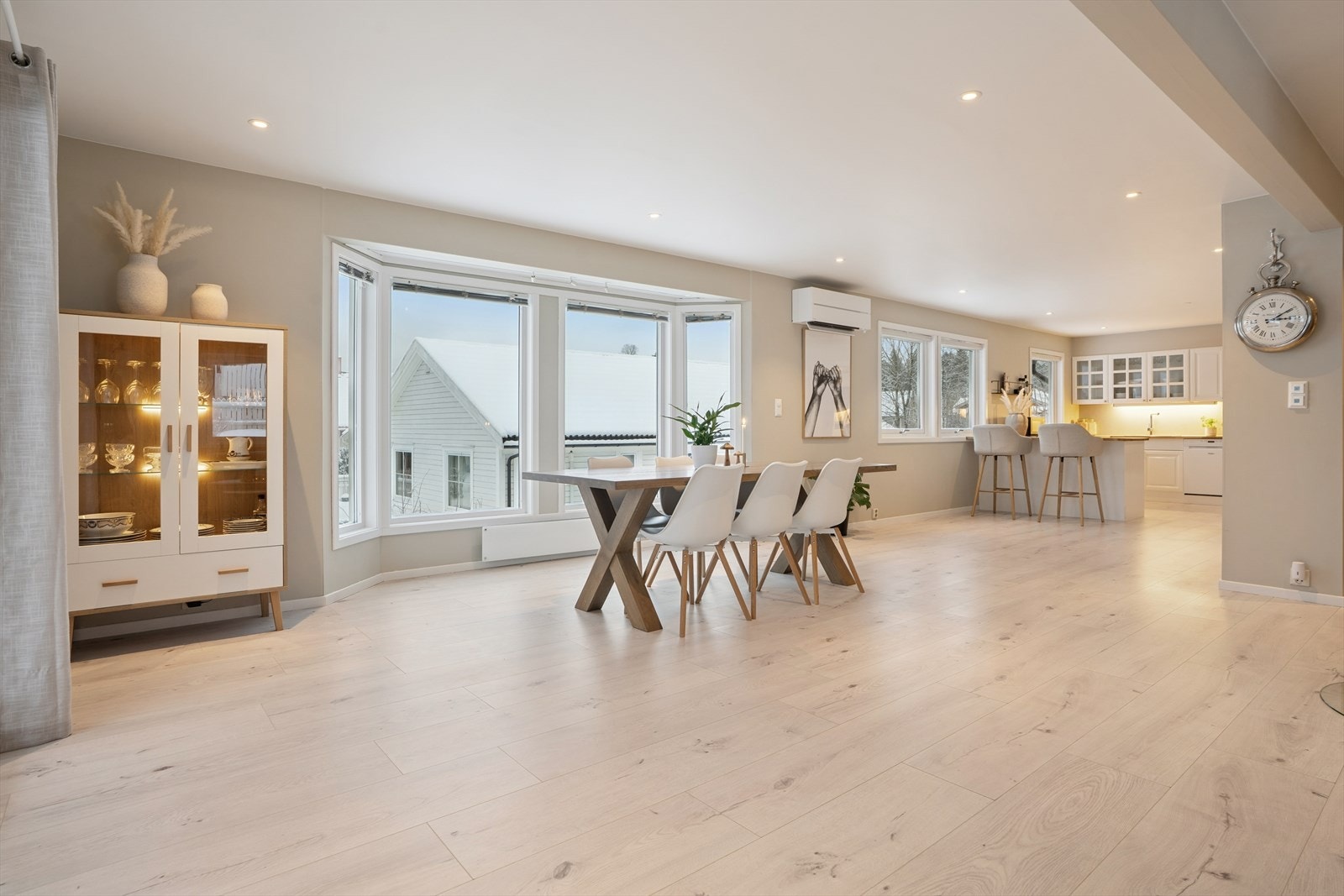 Den åpne løsningen mellom stue og kjøkken bidrar til åpen og luftig romfølelse. Galleribilde