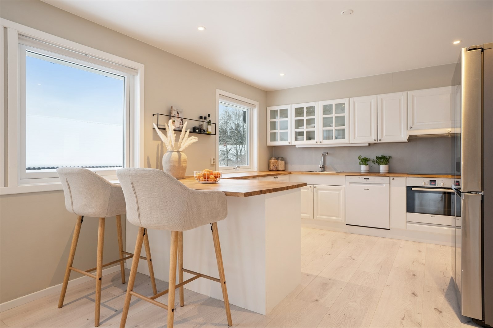 Kjøkkenet er oppgrader med nymalte fronter og ny kjøkkenøy. Galleribilde