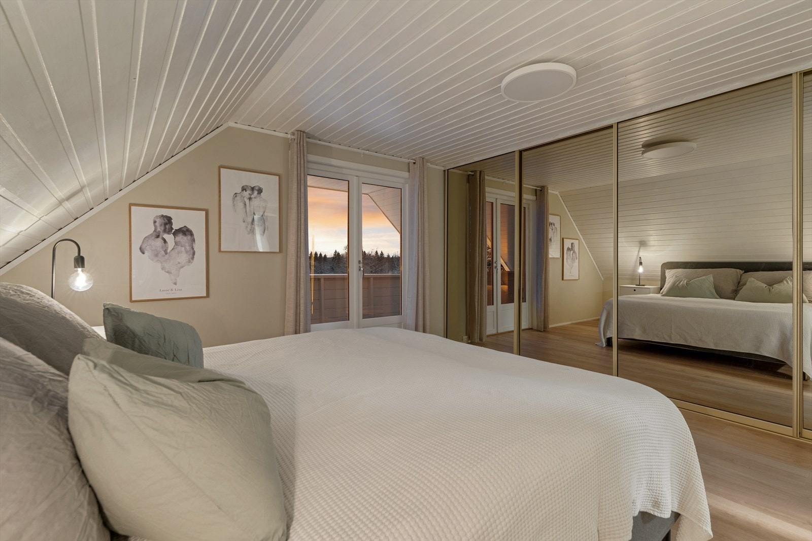 Hovedsoverommet har en god størrelse og er utstyrt med romslig skyvedørsgarderobe. Galleribilde