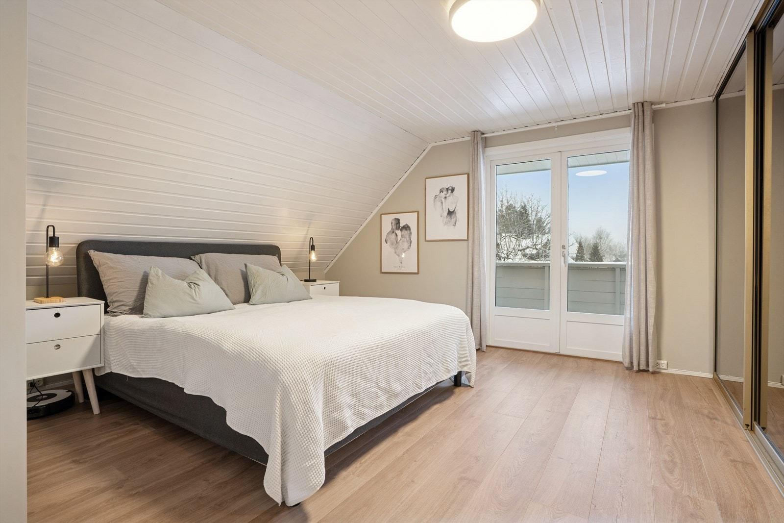 Soverommet har utgang til egen terrasse. Galleribilde