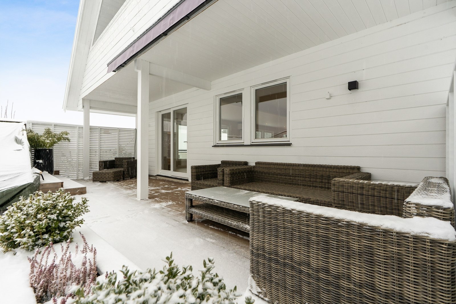 Deler av terrassen er overbygget, som gir et lunere uteområde med markise for solskjerming. Galleribilde