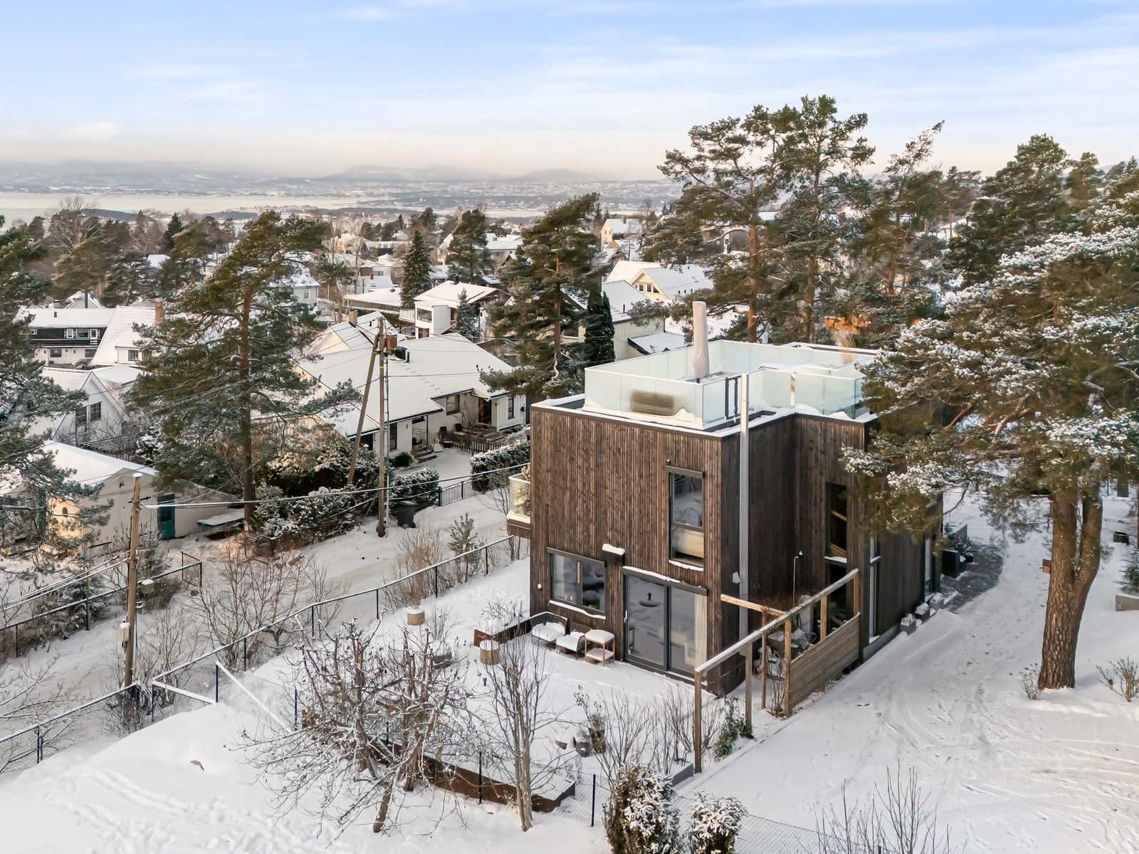 Stor takterrasse og balkong med gode solforhold og utsikt mot fjorden. Galleribilde