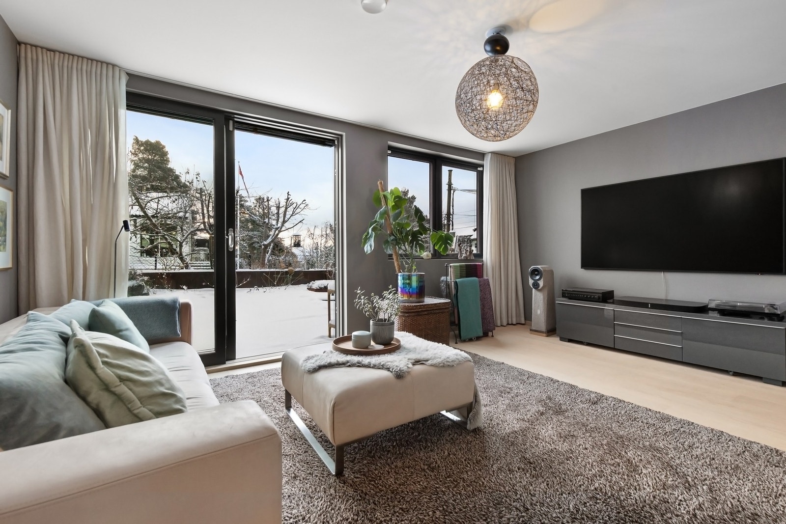 Stort TV rom/gjesterom med direkte utgang til terrasse og pent opparbeidet hage. Galleribilde