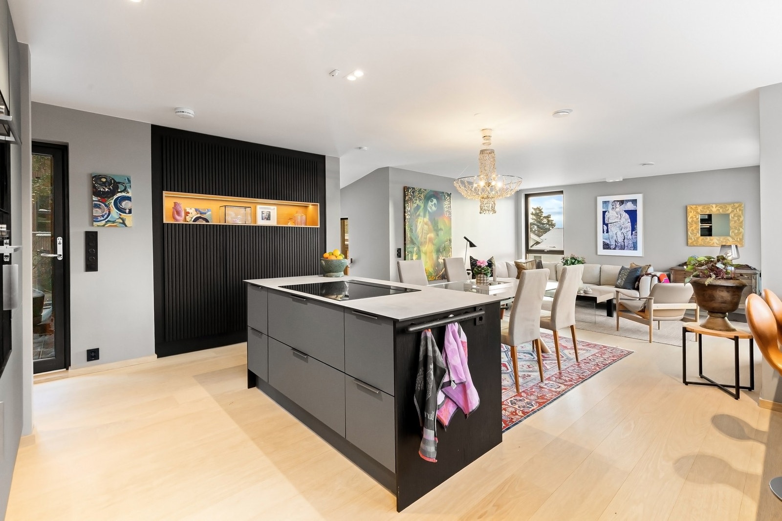 Løsningen er åpen og sosial, med god plass til spisebord og naturlig kontakt mot stue med kjøkkenøy som også gir ekstra arbeidsplass. Galleribilde