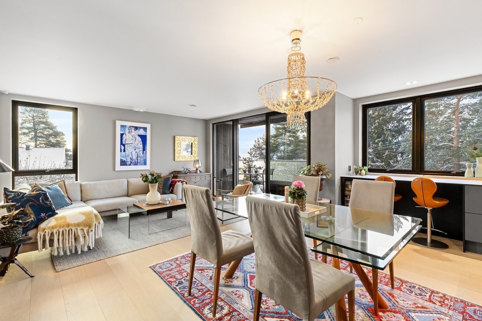 Gulvet er belagt med 1-stavs eikeparkett, og veggflater er malt i lyse, nøytrale fargetoner. Galleribilde